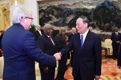 王岐山会见出席&ldquo;2015中国共产党与世界对话会&rdquo;外方代表