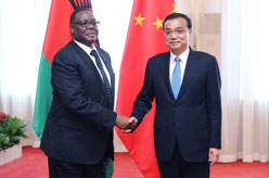 李克强会见马拉维总统穆塔里卡