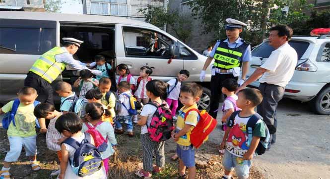 安徽一7座车塞进19人 交警严查&ldquo;黑校车&rdquo;