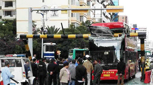 昆明：双层公交撞上段限高杆 7人受伤