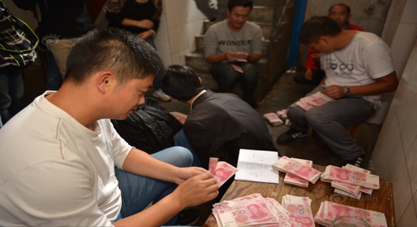 昆明警方查获30万假钞 数钱数到手染红