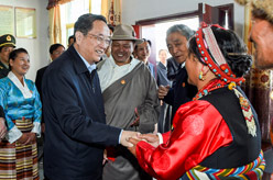 俞正声在日喀则看望各族干部群众