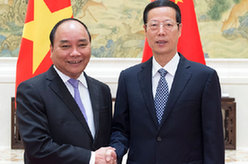 张高丽与越南副总理阮春福会谈