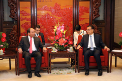 李克强会见越南副总理阮春福