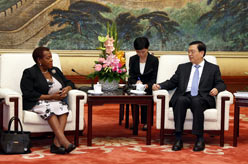 张德江会见津巴布韦参议长马宗圭