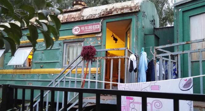 郑州一学校用火车做宿舍 配备热水器空调