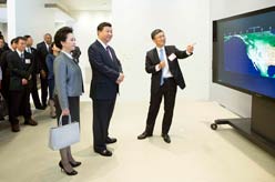 习近平参观美国微软公司总部