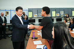 习近平参观美国塔科马市林肯中学