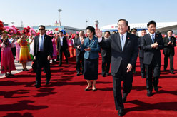 俞正声率中央代表团飞抵乌鲁木齐出席新疆维吾尔自治区成立60周年庆祝活动