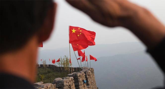 深山绝壁古长城悬挂66面国旗迎国庆