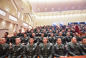 参会的解放军代表入座