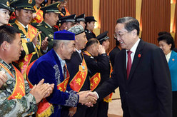 俞正声会见新疆维吾尔自治区先进模范代表