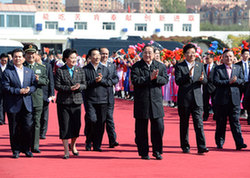 新疆维吾尔自治区各族各界欢送中央代表团回京