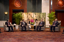 汪洋会见博鳌亚洲论坛理事工作会议全体理事