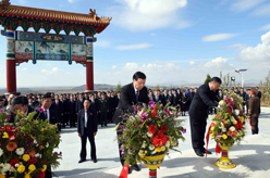 刘云山赴安州祭扫中国人民志愿军烈士陵园