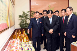 刘云山参观考察平壤玉米加工厂