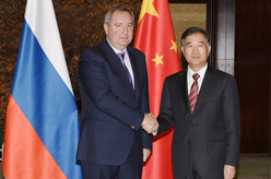 汪洋与俄罗斯副总理罗戈津出席第二届中俄博览会开幕式并举行中俄总理定期会晤委员会双方主席会晤