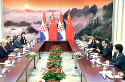 李克强会见克罗地亚总统基塔罗维奇