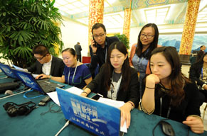 新华网记者在进行直播前准备工作