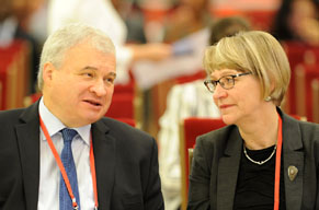 组图：论坛开始前嘉宾进行交流