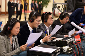 组图：论坛现场媒体正在紧张工作