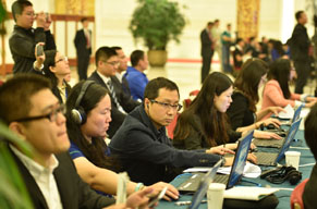 新华网记者在前方进行直播