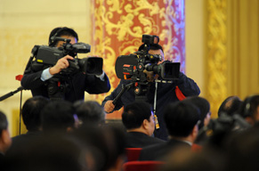 采访论坛的电视记者