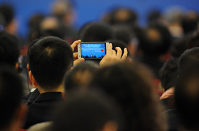 与会嘉宾在论坛现场拍照