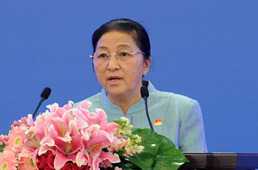 老挝国会主席巴妮致辞
