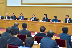 俞正声与统一战线深入学习贯彻中央统战工作会议精神和《中国共产党统一战线工作条例（试行）》研讨班学员座谈