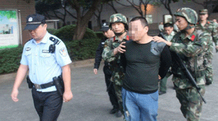 毒贩劫持出租车撞警营大门 武警奋力制服