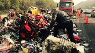 西安大货车凌晨自燃 附近居民&ldquo;趁火打劫&rdquo;