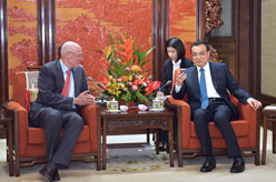 李克强会见美国前财长保尔森