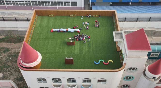 西安一幼儿园建空中操场 孩子上房玩耍