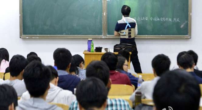 大学老师绑绷带戴护腰坚持带病讲课