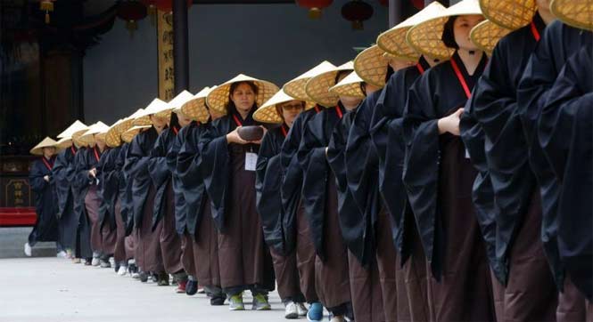 &ldquo;短期出家&rdquo;学员体验托钵行脚