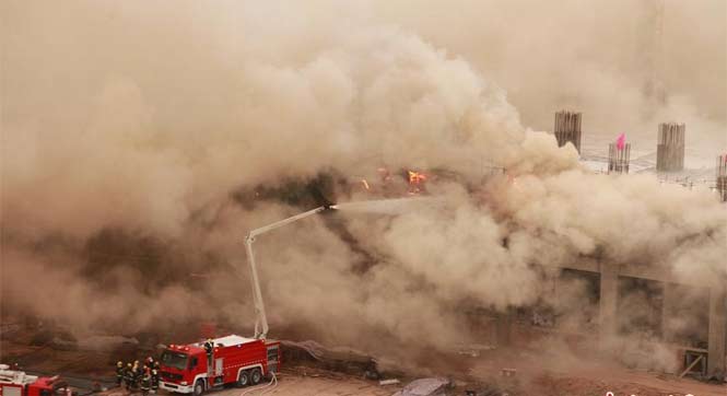 兰州一在建地铁工地起火 浓烟两公里外可见