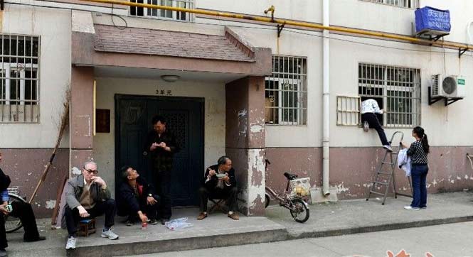 住户嫌托管班太吵堵单元门 学生翻窗进出