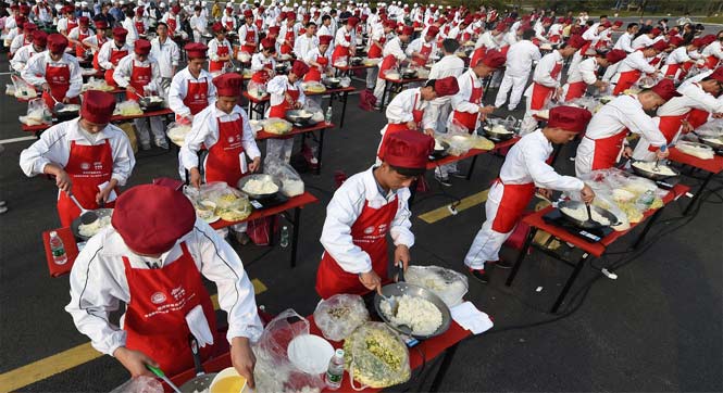 江苏扬州：300人同炒近4吨蛋炒饭创纪录