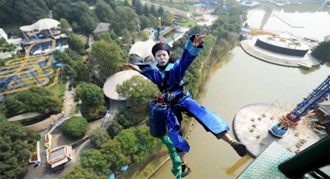 长沙公园举办万圣节狂欢 &ldquo;僵尸&rdquo;玩蹦极