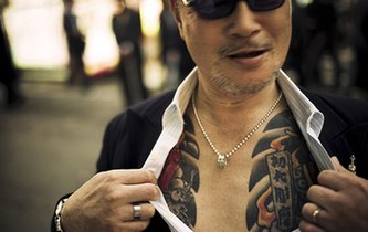 比利时摄影师两年跟拍日本黑帮