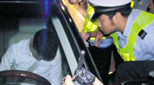 酒驾司机等红灯时睡着 交警唤醒扣12分(图)