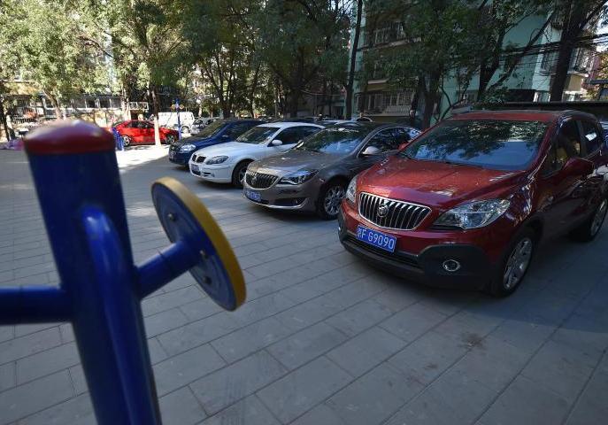 北京一居民区私拉链锁&ldquo;圈地&rdquo; 健身花园变停车场