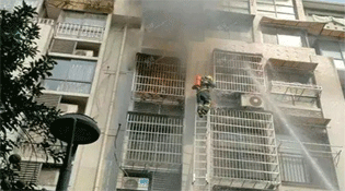 消防员打不开防盗窗 眼看母子被困身亡
