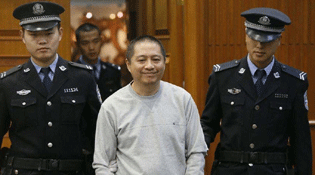 潜逃11年替人打游戏赚钱为生 看到红通令投案自首