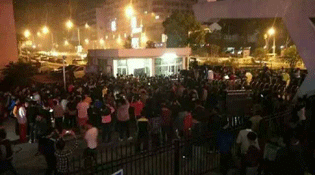 小偷光顾体育学院遭学生围捕 自己报警让警察带走