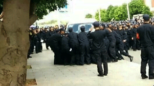 面包车堵警官学院道路的后果