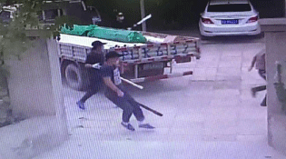 北京4男子持长刀冲进村委会砍人