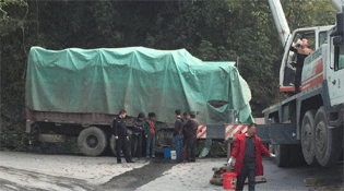 消防员救人时 他们却在哄抢柴油