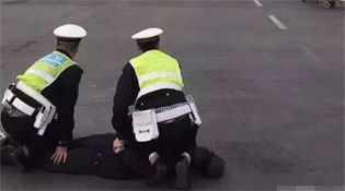 持刀袭警现场：一张让人心痛的照片